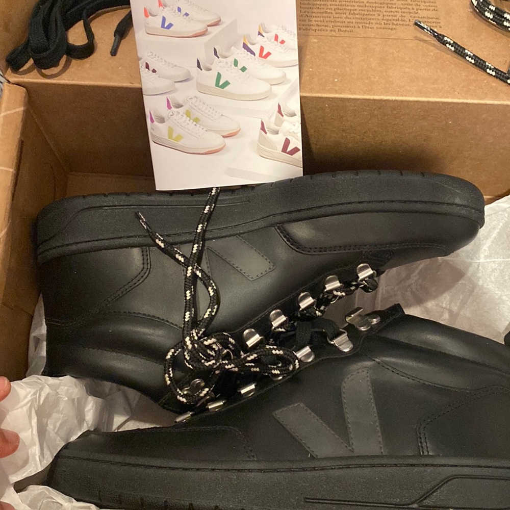 Veja Black Leather High Tops Eur 40